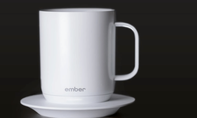 La taza Ember mantiene caliente tu bebida.
