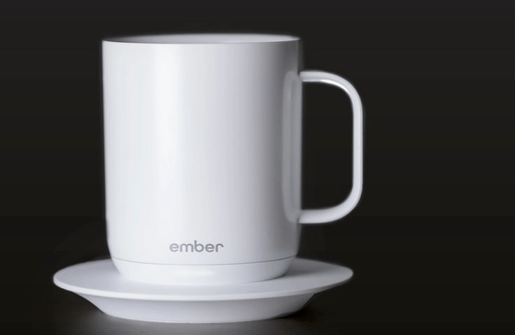 La taza Ember mantiene caliente tu bebida.