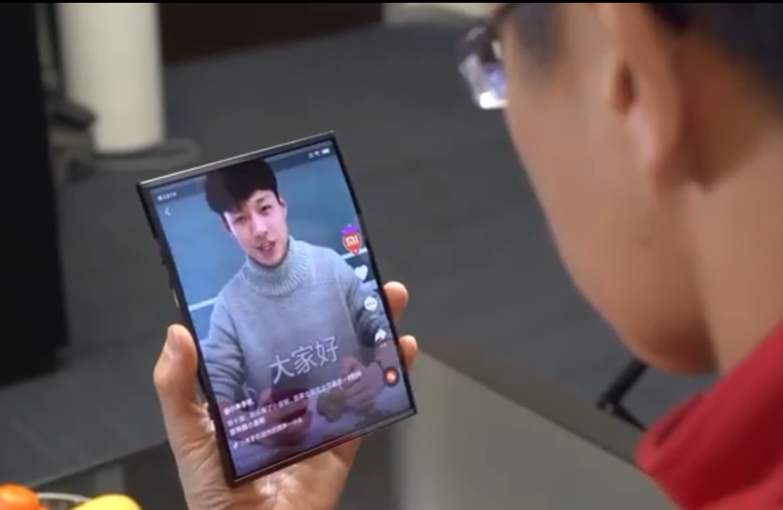 Captura del vídeo que muestra el móvil plegable de Xiaomi.